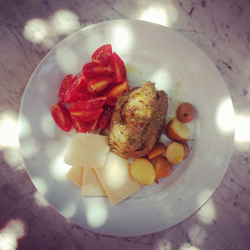 piatto equilibrato: inzatata di pomodoro, patate e parmigiano