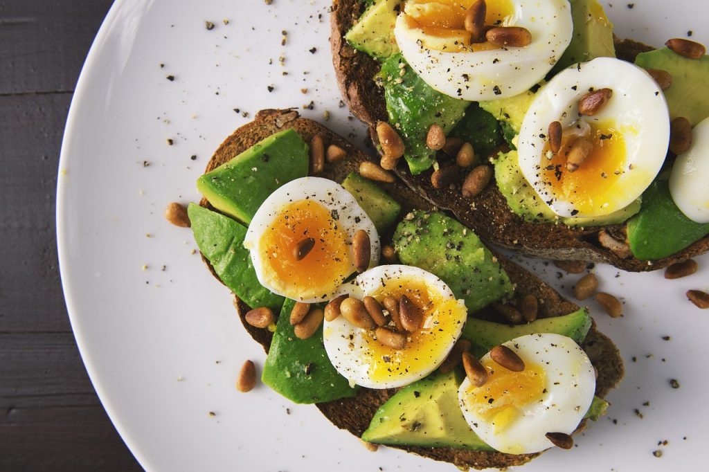 avocado e uova per una colazione proteica