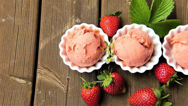 gelato sano a base di banana e fragole